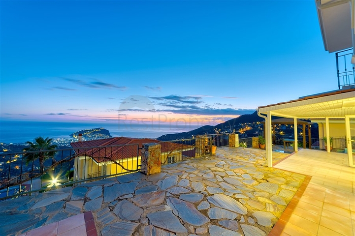 Меблированная вилла 4+1 в центре Алании