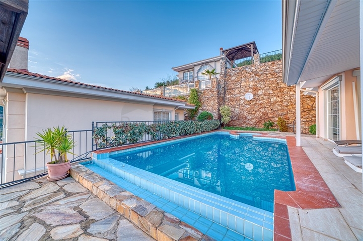 Меблированная вилла 4+1 в центре Алании