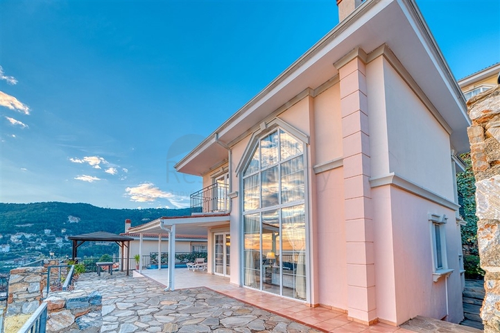 Меблированная вилла 4+1 в центре Алании