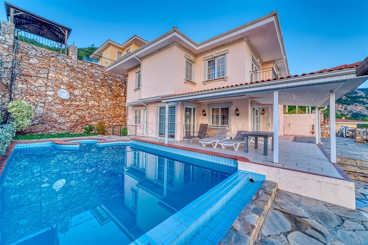 Меблированная вилла 4+1 в центре Алании