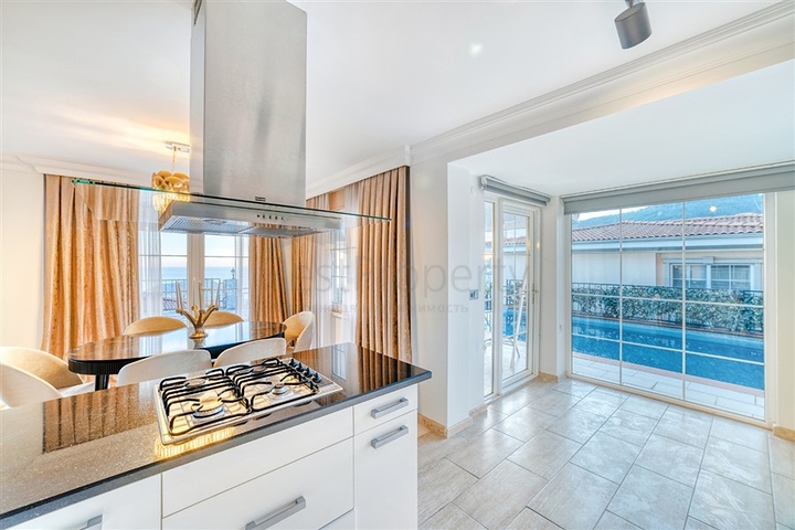 Меблированная вилла 4+1 в центре Алании