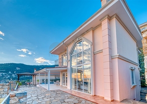 Меблированная вилла 4+1 в центре Алании