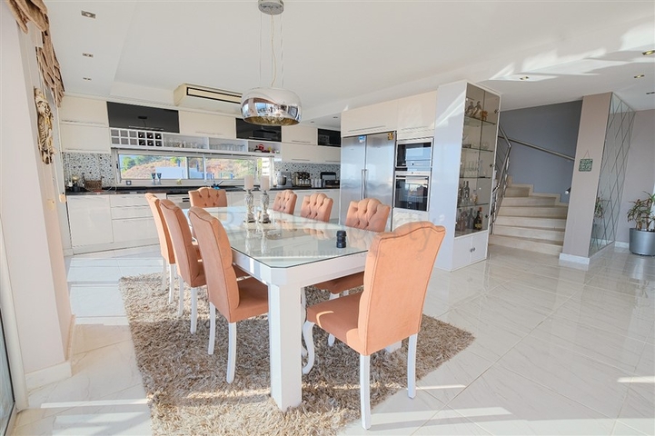 Вилла 4+1 с потрясающими видовыми характеристиками и бассейном