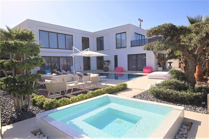 Шикарная вилла планировкой 4+1 с новой мебелью в современном стиле 