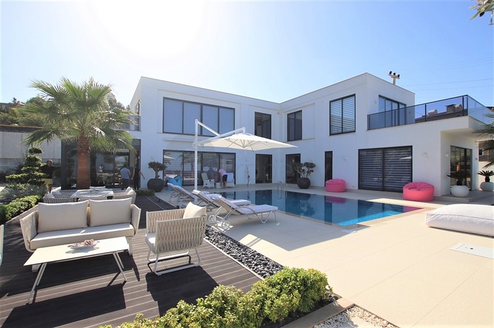 Шикарная вилла планировкой 4+1 с новой мебелью в современном стиле 