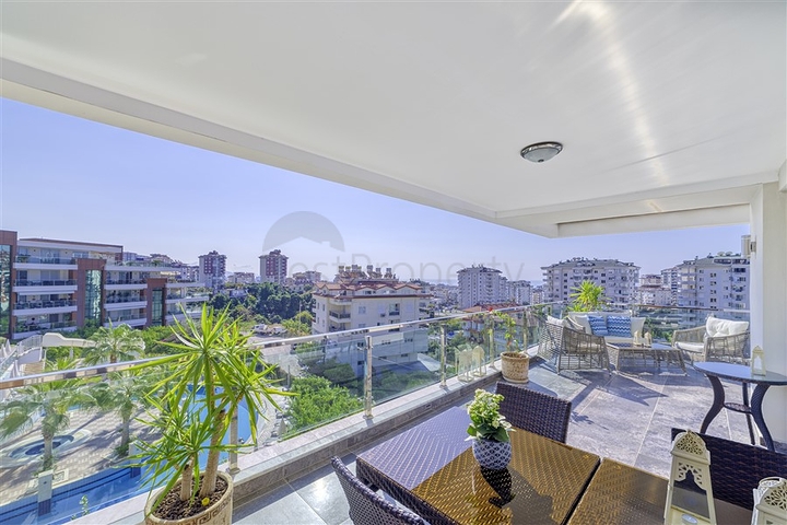 Трехкомнатная квартира в районе Джикджилли 