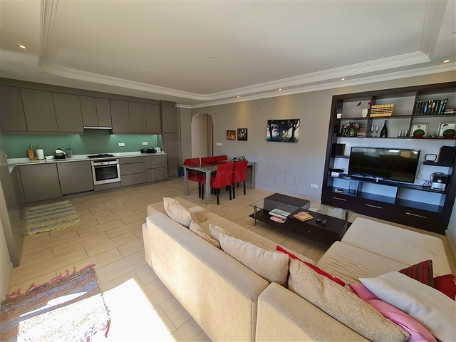 Просторный пентхаус 4+1 в шаговой доступности от моря в районе Оба