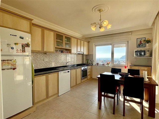 Видовая трехкомнатная квартира в районе Джикджилли