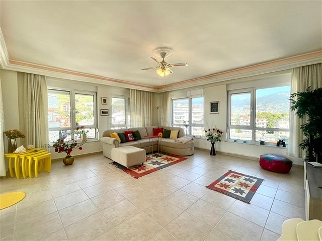 Видовая трехкомнатная квартира в районе Джикджилли