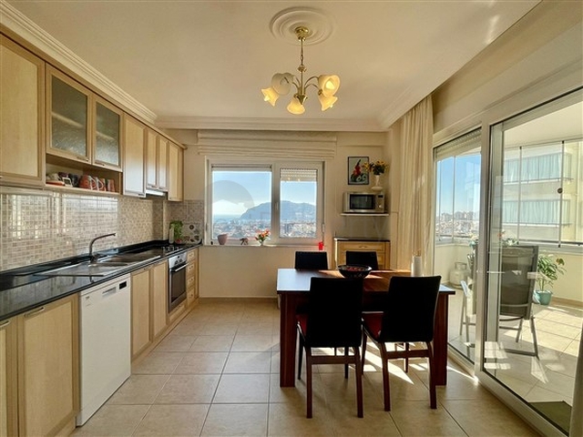 Видовая трехкомнатная квартира в районе Джикджилли