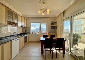 Видовая трехкомнатная квартира в районе Джикджилли