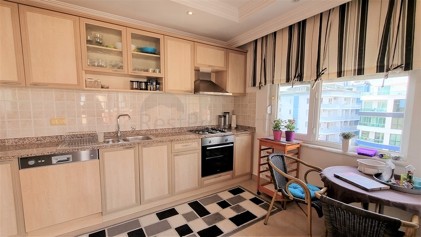 Просторный пентхаус с видом на горы