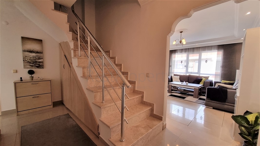 Просторный пентхаус с видом на горы