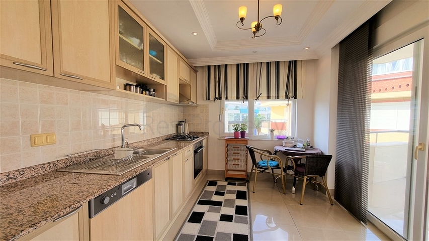 Просторный пентхаус с видом на горы