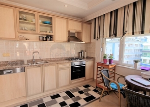 Просторный пентхаус с видом на горы