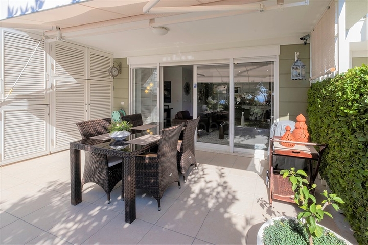 Просторная квартира с выходом в сад в районе Конаклы 