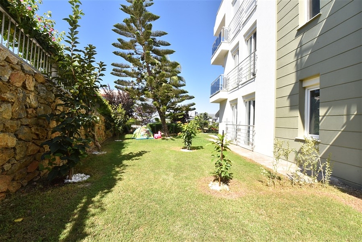 Просторная квартира с выходом в сад в районе Конаклы 