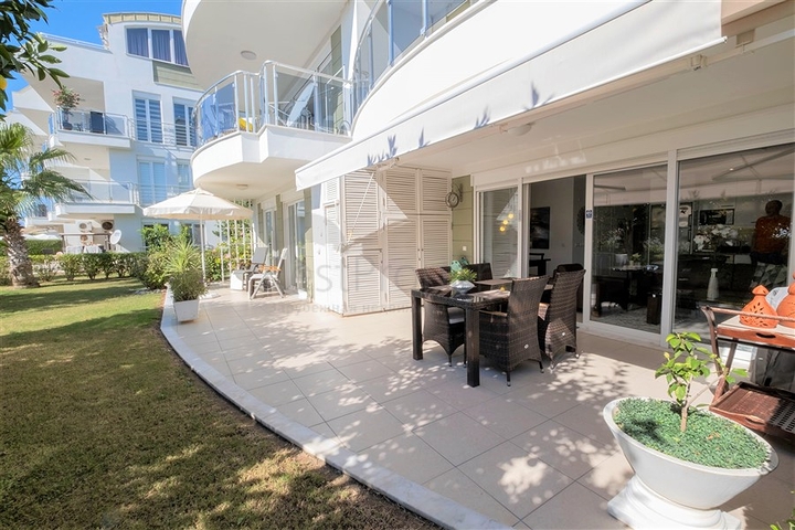 Просторная квартира с выходом в сад в районе Конаклы 