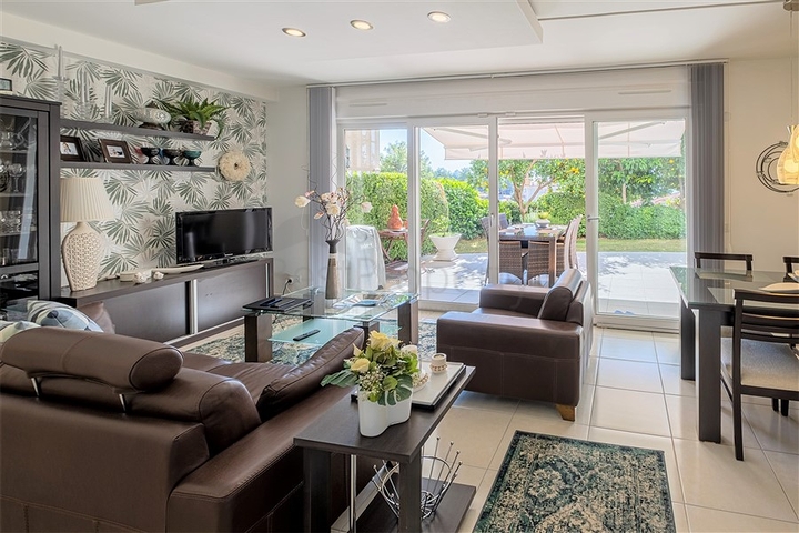 Просторная квартира с выходом в сад в районе Конаклы 