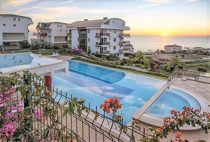 Просторная квартира с выходом в сад в районе Конаклы 