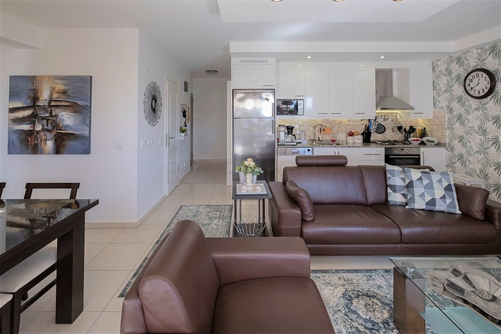 Просторная квартира с выходом в сад в районе Конаклы 