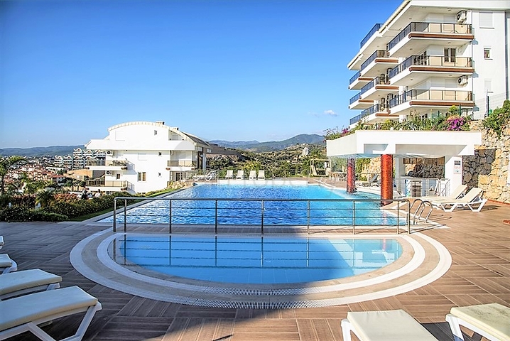 Просторная квартира с выходом в сад в районе Конаклы 