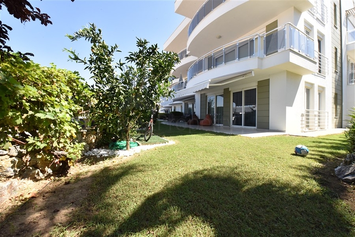 Просторная квартира с выходом в сад в районе Конаклы 