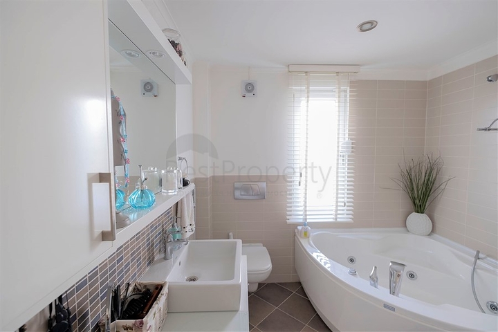 Просторная квартира с выходом в сад в районе Конаклы 