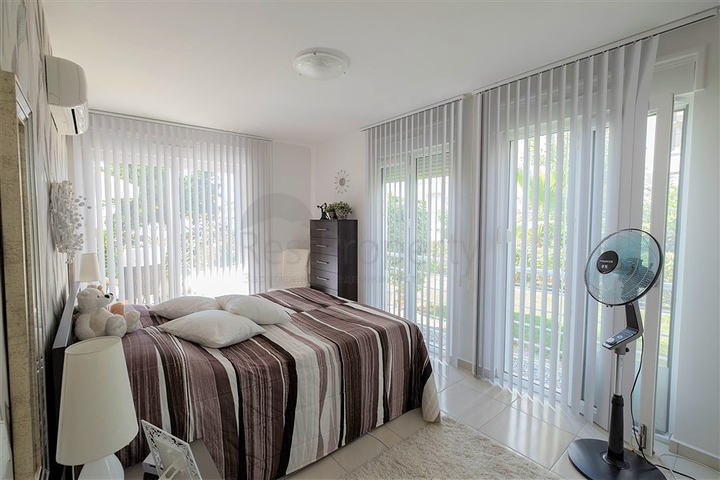 Просторная квартира с выходом в сад в районе Конаклы 