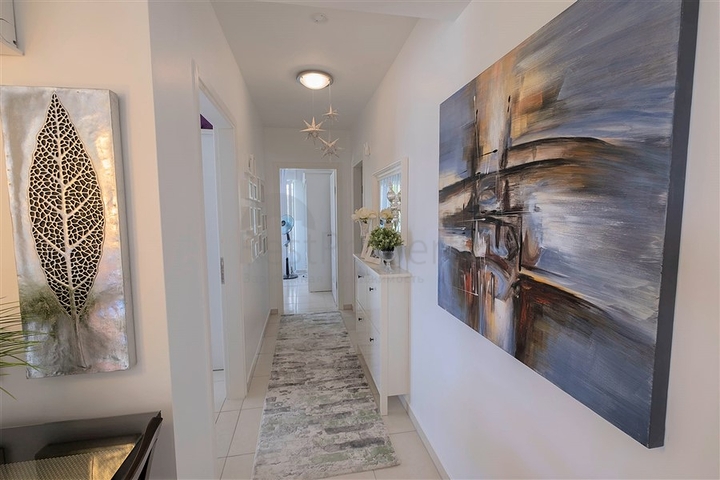 Просторная квартира с выходом в сад в районе Конаклы 