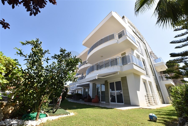 Просторная квартира с выходом в сад в районе Конаклы 