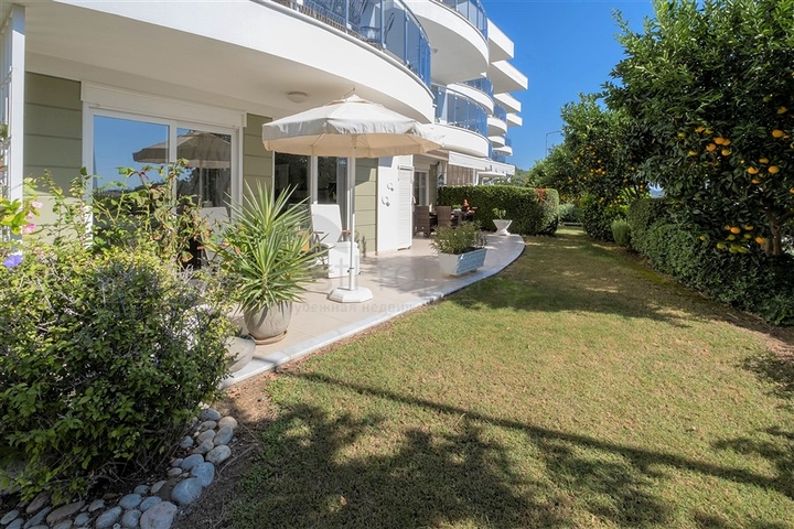 Просторная квартира с выходом в сад в районе Конаклы 