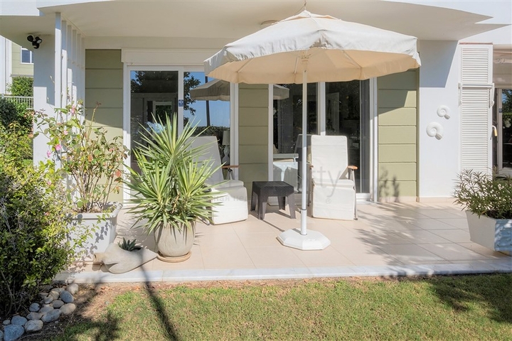 Просторная квартира с выходом в сад в районе Конаклы 