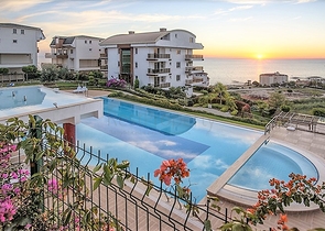 Просторная квартира с выходом в сад в районе Конаклы 