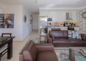 Просторная квартира с выходом в сад в районе Конаклы 