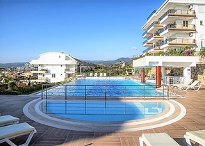 Просторная квартира с выходом в сад в районе Конаклы 