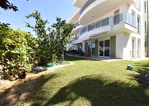 Просторная квартира с выходом в сад в районе Конаклы 