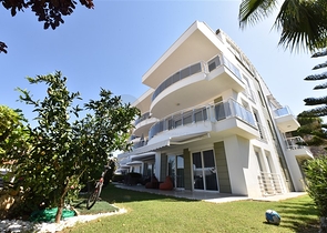 Просторная квартира с выходом в сад в районе Конаклы 