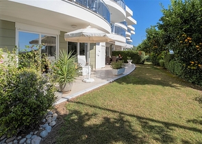 Просторная квартира с выходом в сад в районе Конаклы 