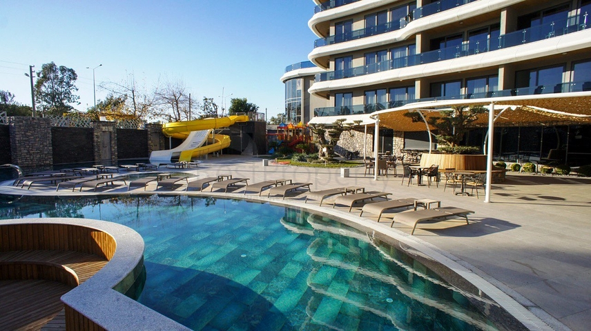 Трехкомнатная квартира на первой береговой линии