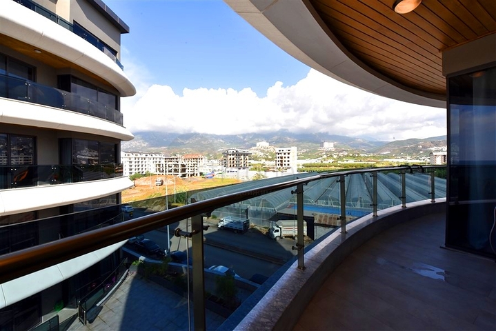 Трехкомнатная квартира на первой береговой линии