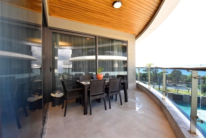 Трехкомнатная квартира на первой береговой линии