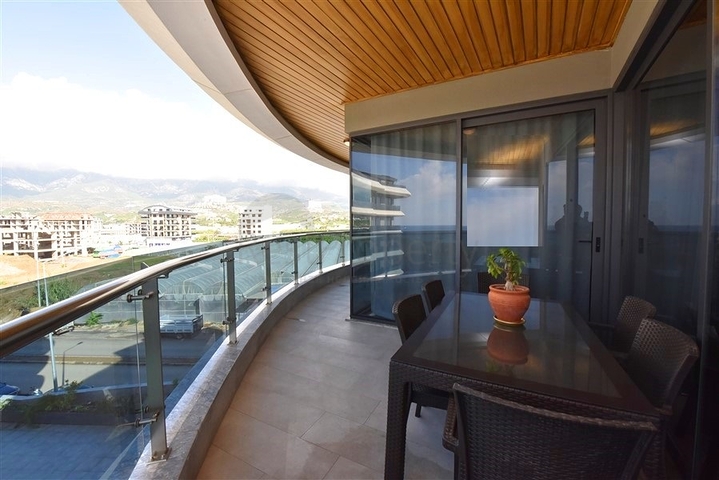 Трехкомнатная квартира на первой береговой линии