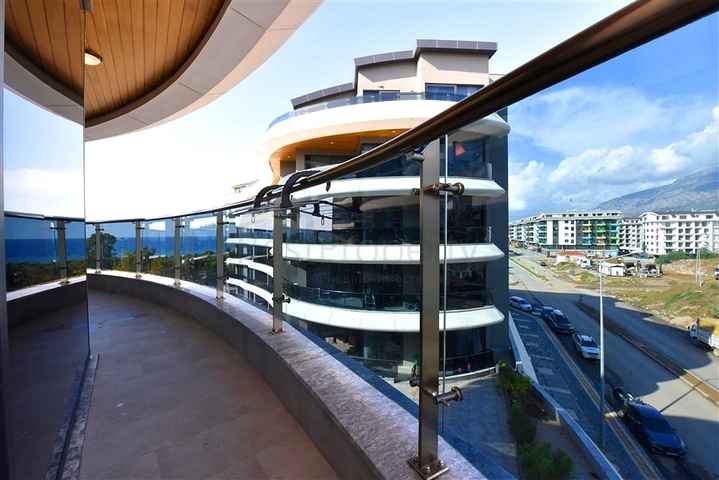 Трехкомнатная квартира на первой береговой линии