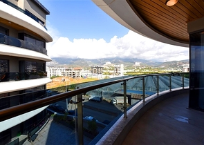 Трехкомнатная квартира на первой береговой линии