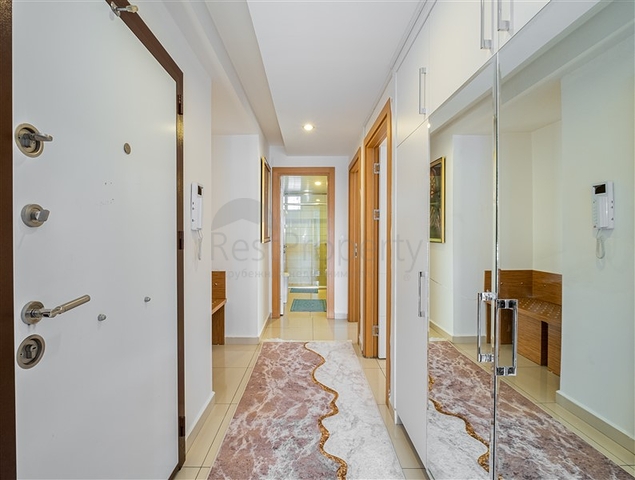 Трехкомнатная квартира с видом на горы и море