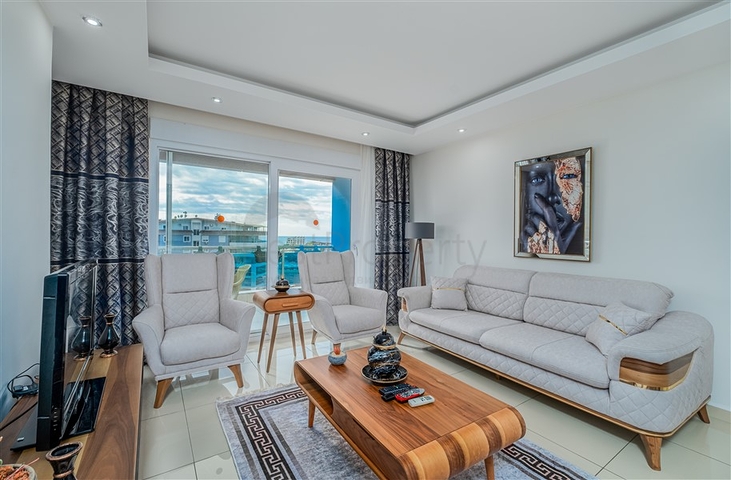 Трехкомнатная квартира с видом на горы и море