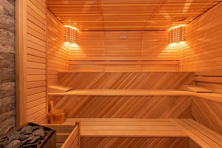 Трехкомнатная квартира с видом на горы и море