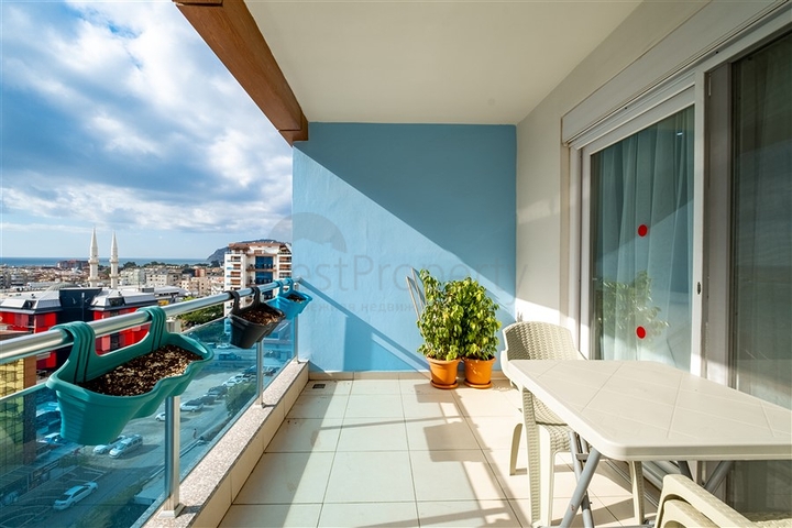 Трехкомнатная квартира с видом на горы и море