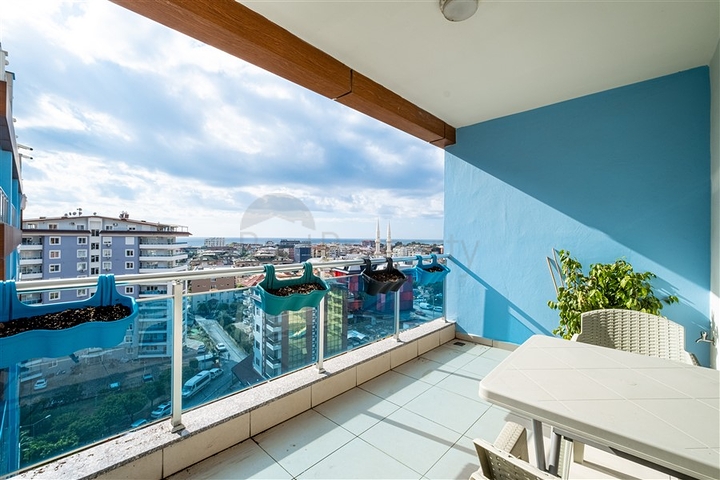 Трехкомнатная квартира с видом на горы и море